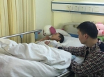 　望着病床上的小蕊，爸爸只能轻轻地安抚她（记者拍摄） - 新浪广东
