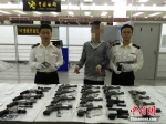 香港男子入关被拦 背22把"气动力枪" - News.Ycwb.Com