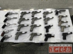 香港男子背22把真枪过关 面对海关验查一脸不解 - 新浪广东