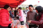 品种丰富的农特产品吸引众多游客选购。 - Meizhou.Cn