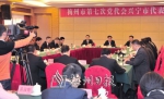 谭君铁同志参加兴宁市代表团讨论。（钟小丰　摄） - Meizhou.Cn