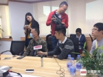 罗尔(中间戴口罩者)在小铜人金融服务有限公司接受媒体采访。封面新闻记者周浩杰摄 - Meizhou.Cn