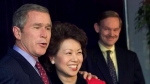 资料图：前总统小布什与赵小兰合影。 - News.Ycwb.Com