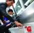 两名年轻人在广州地铁丢安全套 称为宣传艾滋病 - News.Ycwb.Com