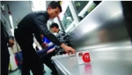 两名年轻人在广州地铁丢安全套 称为宣传艾滋病 - News.Ycwb.Com