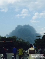 深圳龙华一工业区起火浓烟滚滚 有发生爆炸风险 - Meizhou.Cn