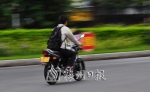 ▲路上时常可见骑摩托不戴头盔现象，存在安全隐患。 - Meizhou.Cn