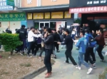 数十名大学生因买饭插队街头混战 有人头破血流 - 新浪广东