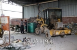 兴宁市新陂镇通旺塑料厂，工作人员在拆除生产设备。 - Meizhou.Cn