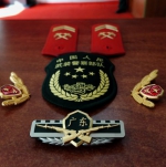戴上“光荣退伍”的红丝带，摘下肩章、领花、帽徽，结束军旅生涯。 - Meizhou.Cn