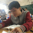 杨祥锋课间在教室里看书。（李艳良　摄） - Meizhou.Cn