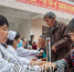 医务人员正在为新兴村的村民做检查和诊断。（连志城　摄） - Meizhou.Cn