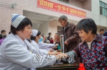 医务人员正在为新兴村的村民做检查和诊断。（连志城　摄） - Meizhou.Cn