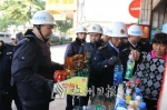 执法人员对沿街店铺摆卖秩序进行集中整治。（钟兴明　摄） - Meizhou.Cn