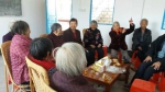 学校改造后，村里的老人们在宽敞明亮的教室里聚会。 - Meizhou.Cn