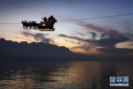 “圣诞老人”乘雪橇“飞翔”在内瓦湖上空 - News.Ycwb.Com