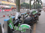 公共自行车站点被摩托车占位造成市民还车不便。 - Meizhou.Cn