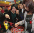 在平远馆，由相思红豆制作成的饰品让市民和游客爱不释手。（图片均为高讯摄） - Meizhou.Cn