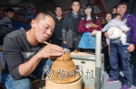 兴宁馆的手工艺人现场制作紫砂壶。（连志城　摄） - Meizhou.Cn