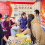 展区工作人员向市民介绍社会主义核心价值观主题展品。（连志城　摄） - Meizhou.Cn