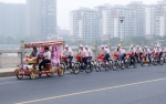 自行车迎亲队伍成为一道亮丽风景线。（林翔　摄） - Meizhou.Cn