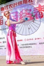 杨蔚琳舞蹈表演《落雨》。 - Meizhou.Cn