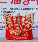 群文歌舞团表演广场舞《火玫瑰》。 - Meizhou.Cn