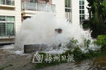 新都路水管爆裂涌起的巨型水花近一层楼高。（李盛华　摄） - Meizhou.Cn