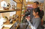 →市民在梅江区展馆参观创意产品。（高讯　摄） - Meizhou.Cn