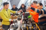 市民在选购台湾养生铁壶。（连志城　摄） - Meizhou.Cn