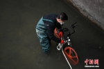 成都共享单车被扔河道 工作人员冒寒冬下水打捞 - News.Ycwb.Com