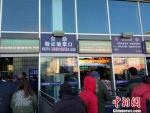 图为北京西站的自助验证验票通道。中新网记者 李金磊 摄 - 新浪广东
