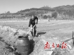 村民阮荣照灌溉农田只能从水桶中取水。 - 新浪广东