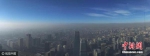 12月15日，北京发布今年首个空气重污染红色预警——今日20时，本市启动空气重污染红色预警。本市提前约30个小时发布红色预警，各相关单位提前做好准备，应对空气重污染。图为12月16日，记者俯瞰北京雾霾来袭过程。图片来源：视觉中国 - News.21cn.Com