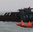 救助人员在货船倾斜后及时救下遇险人员。 - 新浪广东