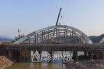 客都大桥最后一段钢箱拱牵引到位，显现“比翼双飞”桥形。（林翔　摄） - Meizhou.Cn