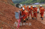消防队员演练切割车门解救受困人员。（高讯　摄） - Meizhou.Cn