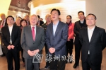 昨日上午，市领导和院士专家们参观梅州市人民医院院史馆。（钟小丰　摄） - Meizhou.Cn