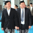 唐健（右二）、谭君铁参观“双喜·五叶神”专用生产线。（钟小丰　摄） - Meizhou.Cn