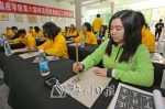华裔青少年在嘉应学院学习书法。（高讯　摄） - Meizhou.Cn