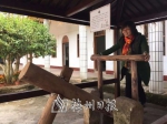 展馆外还设置有可供体验的农具，图为乡贤在踏碓回忆旧时光。 　（何柏俊/摄） - Meizhou.Cn