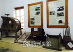 农耕文化馆里展出了热心村民自发捐出的传统农具和生活用具。　　（何柏俊 温正龙/摄） - Meizhou.Cn