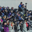 北京雾霾散去 颐和园挤满争拍“孔桥”摄影人 - News.Ycwb.Com