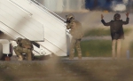 劫持利比亚客机者投降被捕画面曝光 机上116人获释 - News.Ycwb.Com