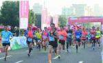 汕头国际半程马拉松比赛共1万人参加。 - 新浪广东