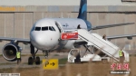 图为利亚客机遭劫持事件现场，人质获释走下飞机。 - News.21cn.Com