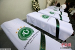 当地时间2016年12月1日，哥伦比亚麦德林，遭遇空难的巴西沙佩科恩斯球员的亲友在棺材前哀悼逝者。 - News.21cn.Com