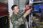 彭志昉在检查消防装备。（林翔　摄） - Meizhou.Cn