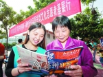 志愿者送书下乡活动让优秀传统文化和社会主义核心价值观走近基层群众。 - Meizhou.Cn