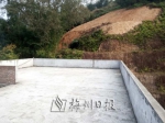 ▲龙村镇金龙村一村民在村民屋后山上修建坟墓。 - Meizhou.Cn